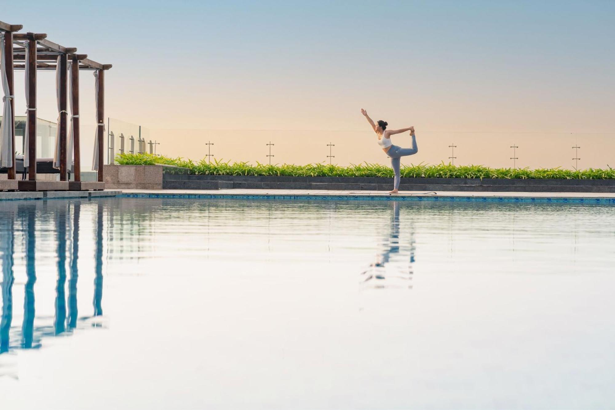 Sheraton Cần Thơ Kültér fotó The swimming pool at the Ritz-Carlton, DIFC