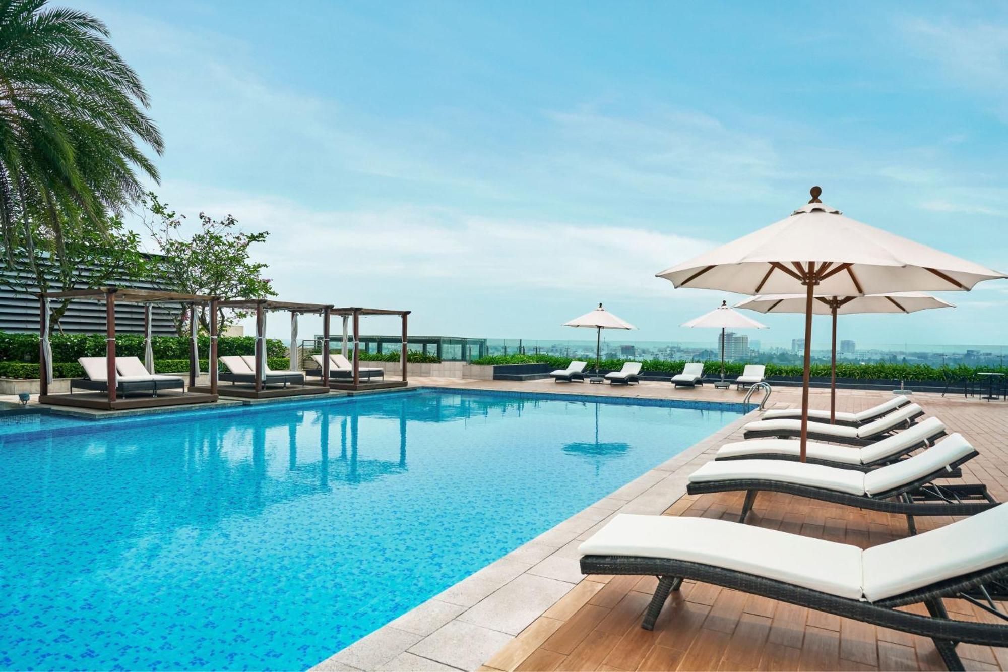 Sheraton Cần Thơ Kültér fotó The pool at the Westin