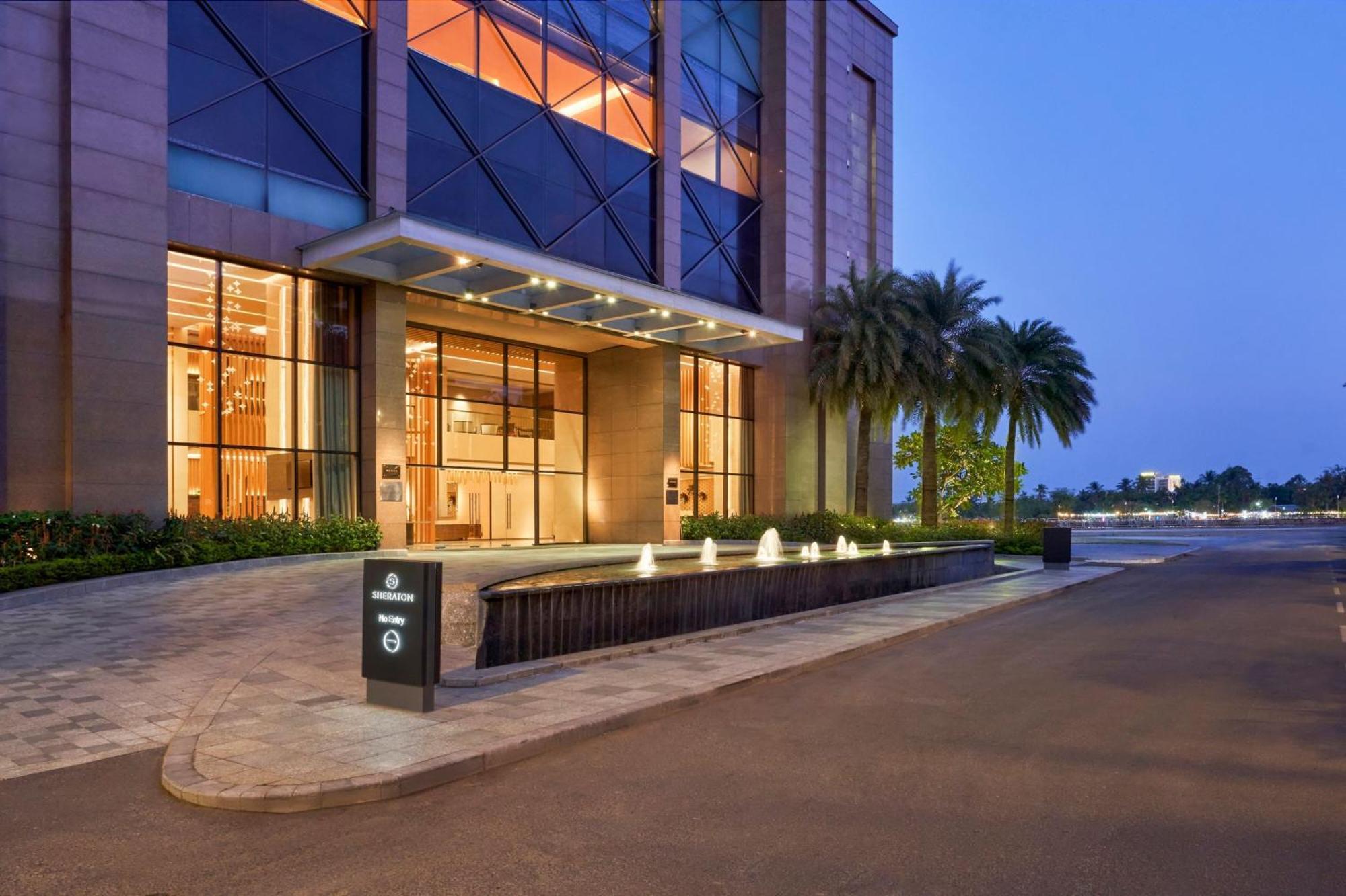 Sheraton Cần Thơ Kültér fotó Entrance of the hotel