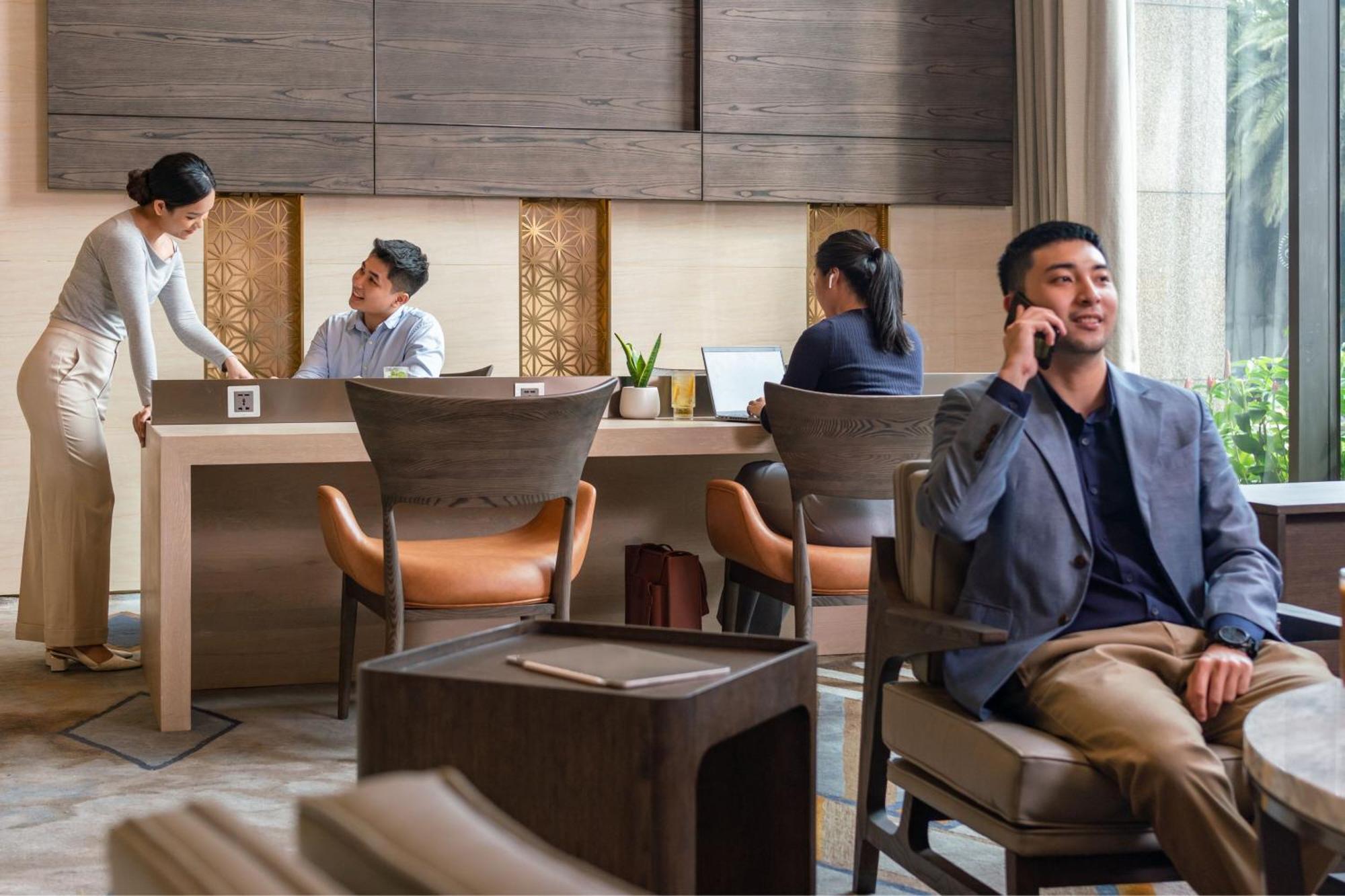 Sheraton Cần Thơ Kültér fotó The Business Lounge at Tan Son Nhat International Airport