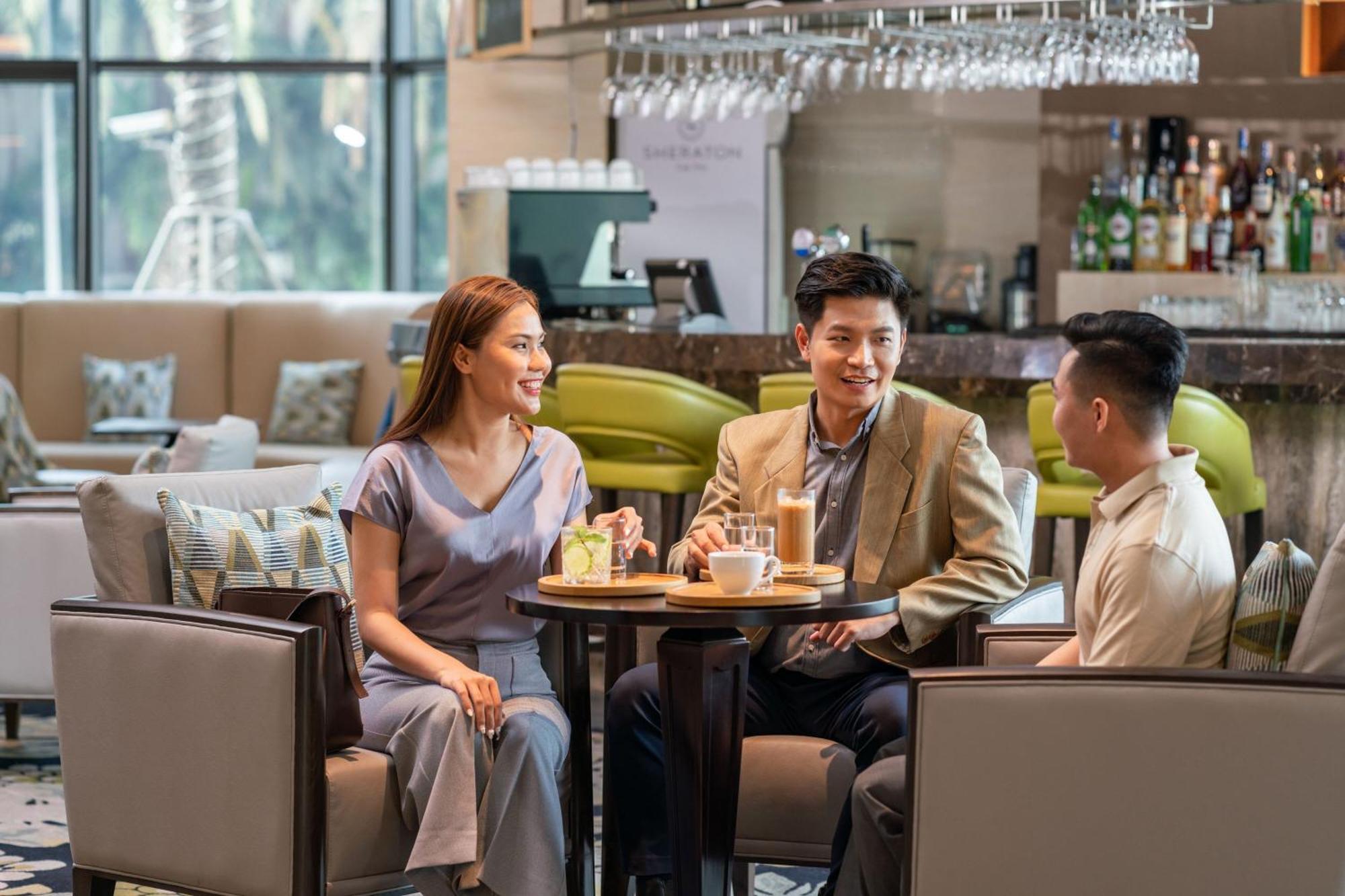Sheraton Cần Thơ Kültér fotó The Lounge at Hong Kong International Airport