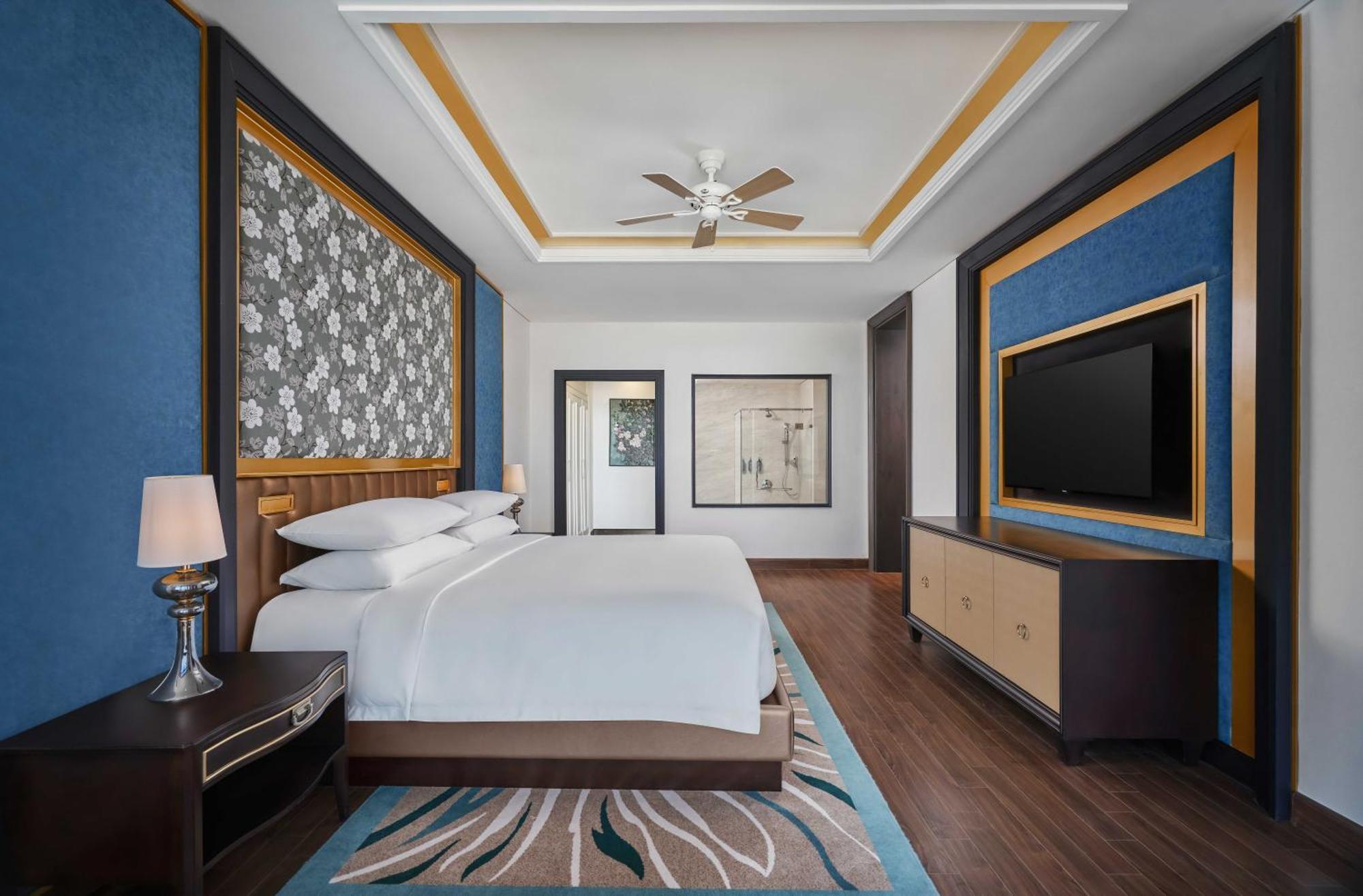 Sheraton Cần Thơ Kültér fotó A bedroom at the hotel