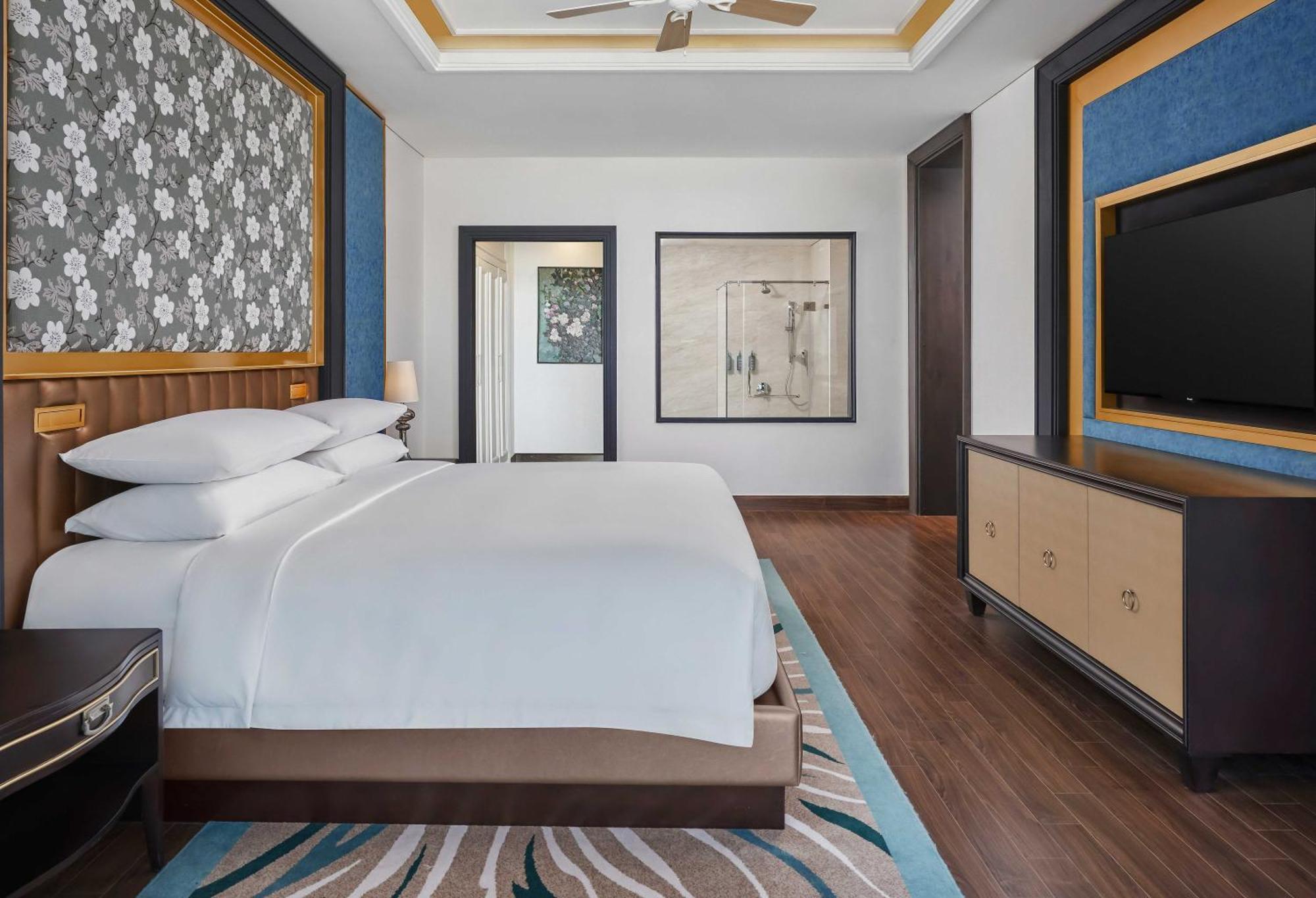 Sheraton Cần Thơ Kültér fotó A bedroom at the hotel