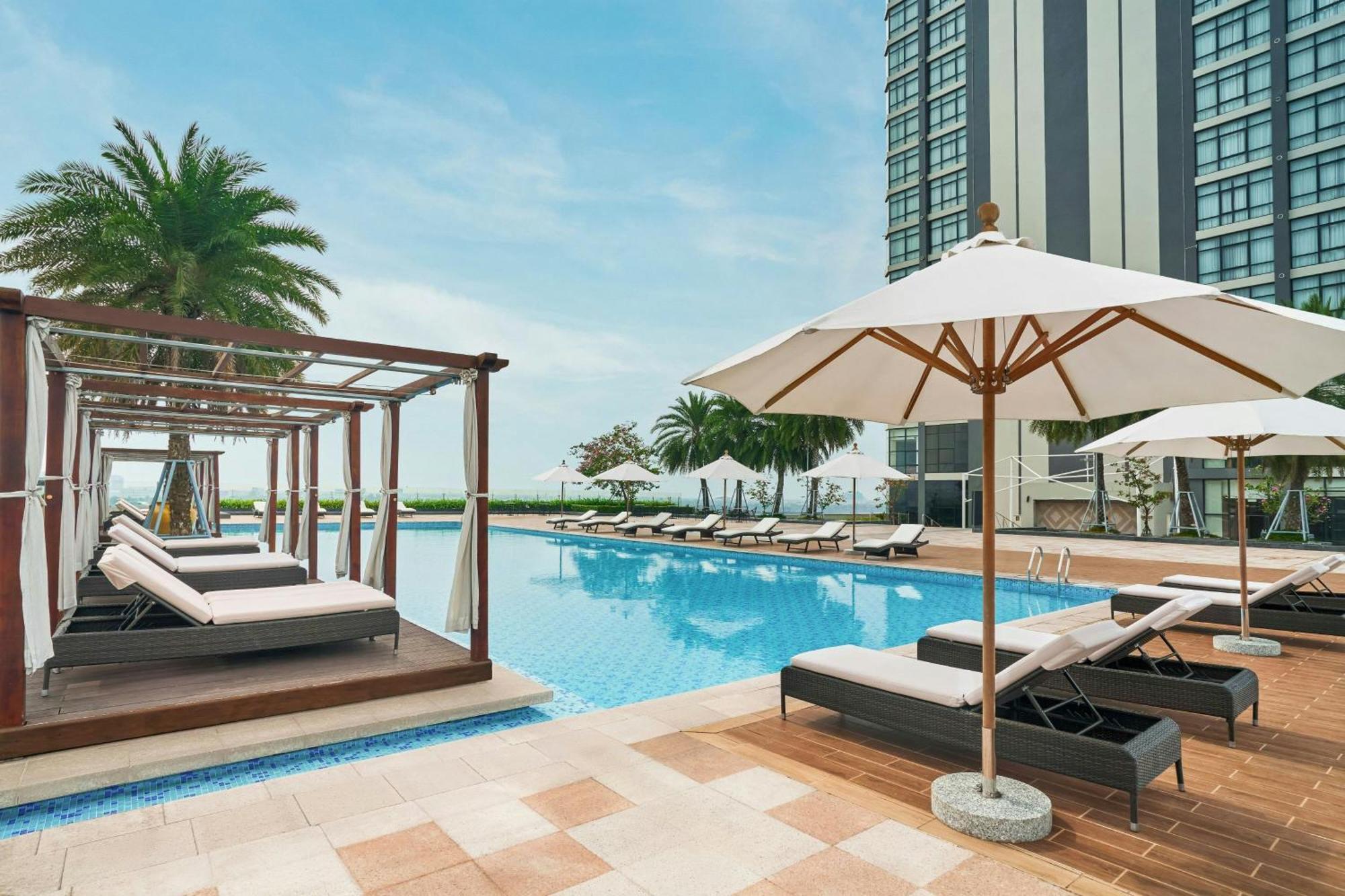Sheraton Cần Thơ Kültér fotó The swimming pool at the Westin