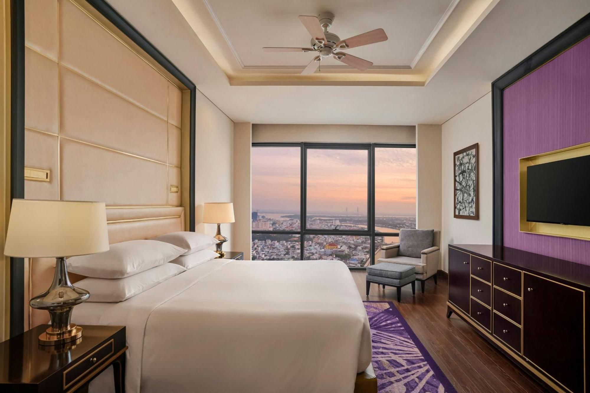 Sheraton Cần Thơ Kültér fotó A bedroom at the hotel