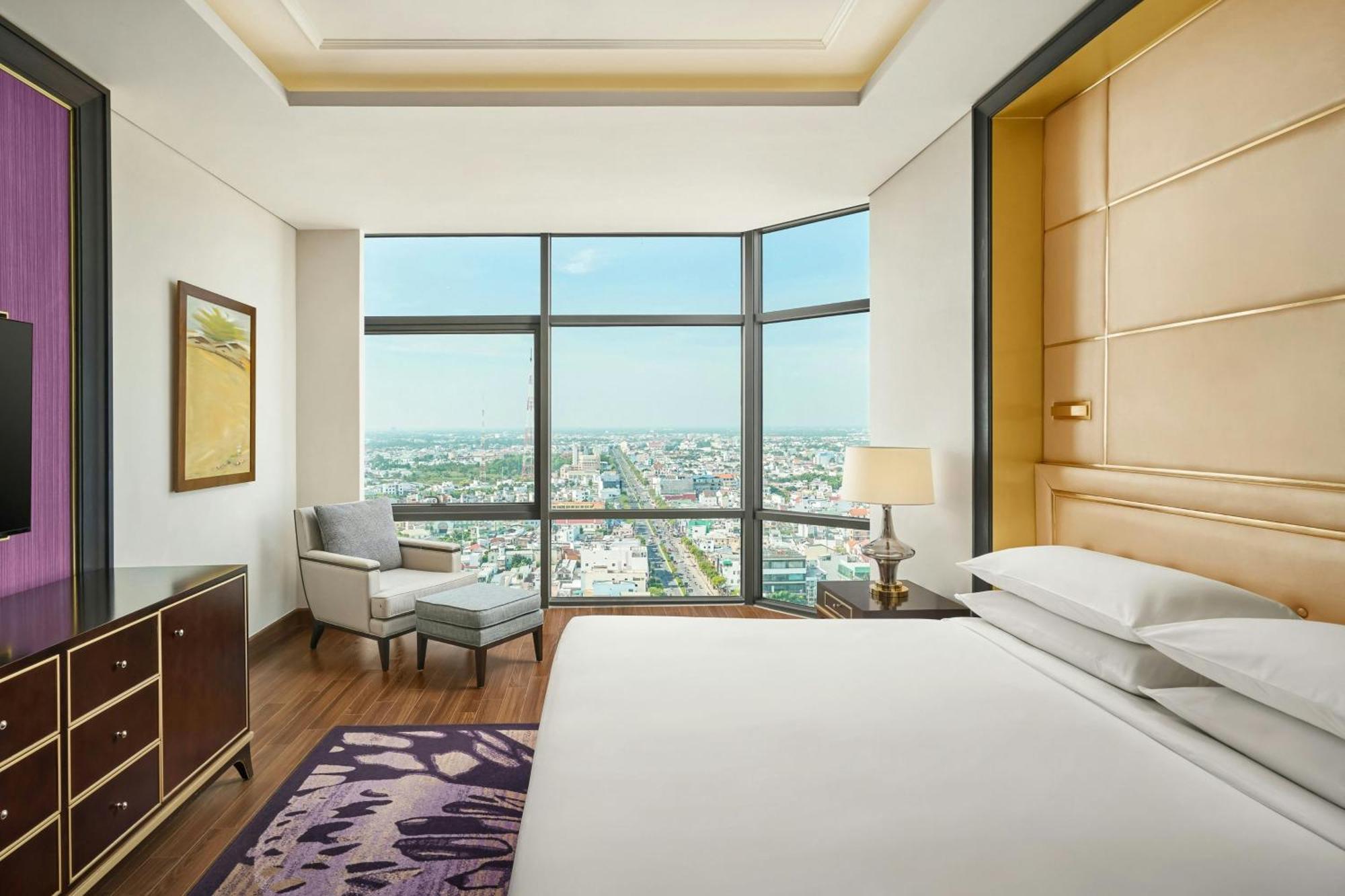Sheraton Cần Thơ Kültér fotó A bedroom at the hotel